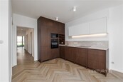 Tato nemovitost, může být právě vaším domovem 4+kk s balkónem, terasou a předzahrádkou, garážovým stáním a velkorysou komorou, cena 30000 CZK / objekt / měsíc, nabízí CENTURY 21 The Most Reality