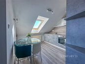 Pronájem podkrovního bytu 2+1, 50m2, Plzeň Slovany, cena 13900 CZK / objekt / měsíc, nabízí Century 21 Synergy
