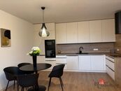 Pronájem moderního, kompletně zařízeného bytu 3+KK s terasou a 2 garážovými místy, cena 28000 CZK / objekt / měsíc, nabízí 