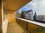 Pronájem bytu po rekonstrukci, 1kk se zasklenou lodžií, 3.p., Alej Svobody, Plzeň, cena 13000 CZK / objekt / měsíc, nabízí 