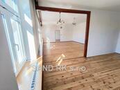 Velký cihlový byt 4,5+1 (celé patro, 130m2) se zahradou, cena 7990000 CZK / objekt, nabízí 