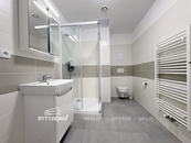 Pronájem prostorného bytu 2+kk, 56 m2 s garážovým parkovacím stáním, Plzeň - Újezd, cena 18000 CZK / objekt / měsíc, nabízí 