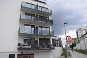 Pronájem moderního bytu 2+kk s balkonem a garáží, Plzeň - Železná ulice, cena 17000 CZK / objekt / měsíc, nabízí 