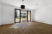 Pronájem bytu 1+kk velikosti 36 m2 s předzahrádkou 34 m2 v přízemí budovy Triangl Living Park v Plzni, cena 15600 CZK / objekt / měsíc, nabízí 