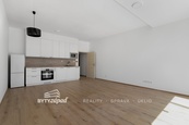 Pronájem bytu 2+kk velikosti 57 m2 s předzahrádkou 43 m2 s garážovým stáním v přízemí budovy v Triangl Living Park v Plzni, cena 18500 CZK / objekt / měsíc, nabízí 