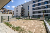 Pronájem bytu 2+kk velikosti 58 m2 s předzahrádkou 43 m2 s garážovým stáním v přízemí budovy v Triangl Living Park v Plzni, cena 18500 CZK / objekt / měsíc, nabízí BYTY Západ, s.r.o.