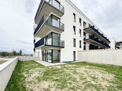 Pronájem bytu 2+kk velikosti 55 m2 s předzahrádkou 111 m2 v Triangl Living Parku v Plzni, cena 19500 CZK / objekt / měsíc, nabízí BYTY Západ, s.r.o.