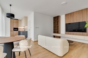 Pronájem luxusního bytu 2+kk o velikosti 58 m2, s terasou 28 m2 a dvěma parkovacími místy, cena 24000 CZK / objekt / měsíc, nabízí 