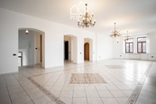 Nadstandartní byt 6+1 o ploše 260 m2 - bydlení i reprezentativní podnikání, cena 26000 CZK / objekt / měsíc, nabízí REALITNÍ KANCELÁŘ PUBEC, s.r.o.